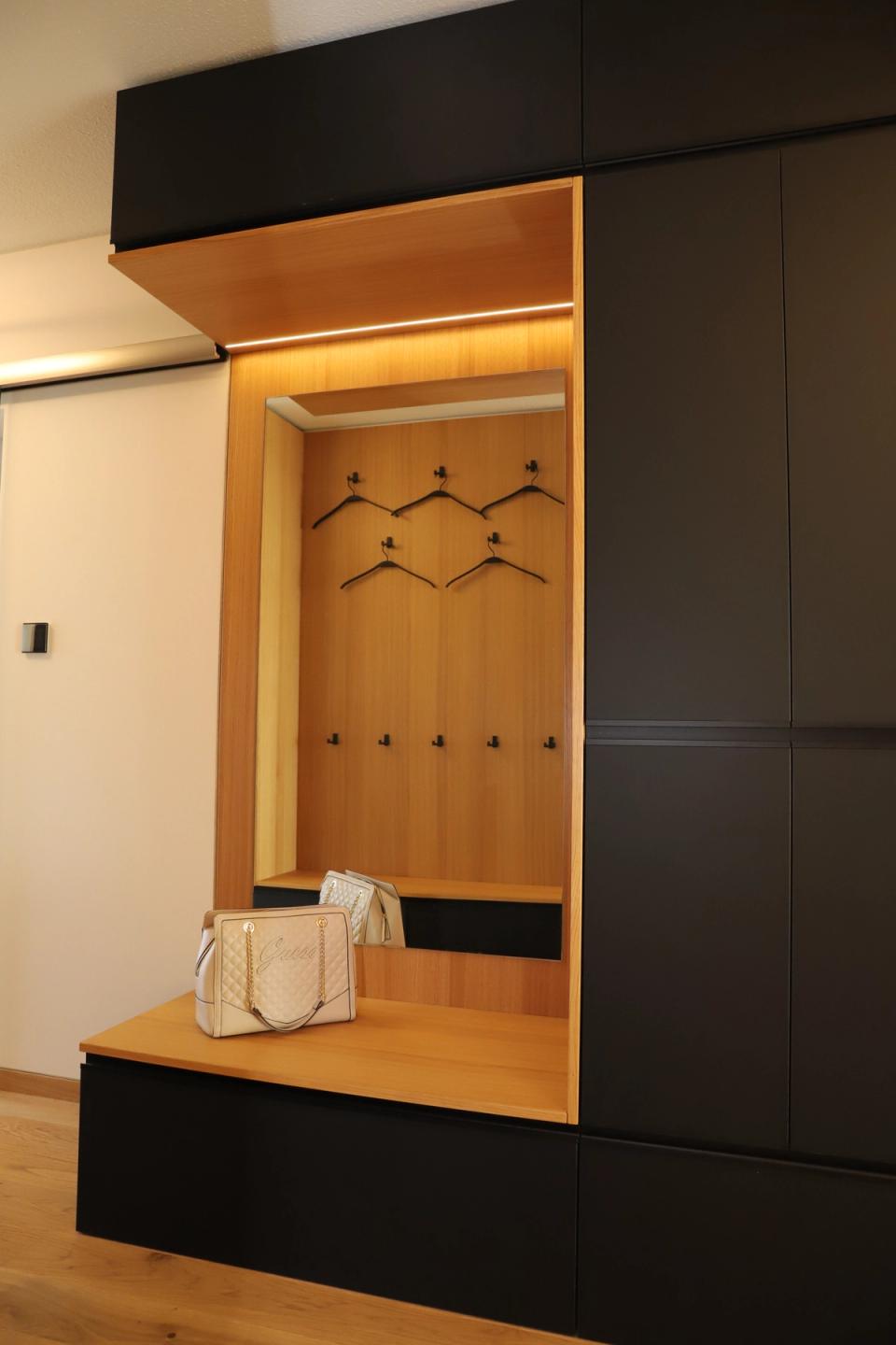 Garderobe mit Holzelementen
