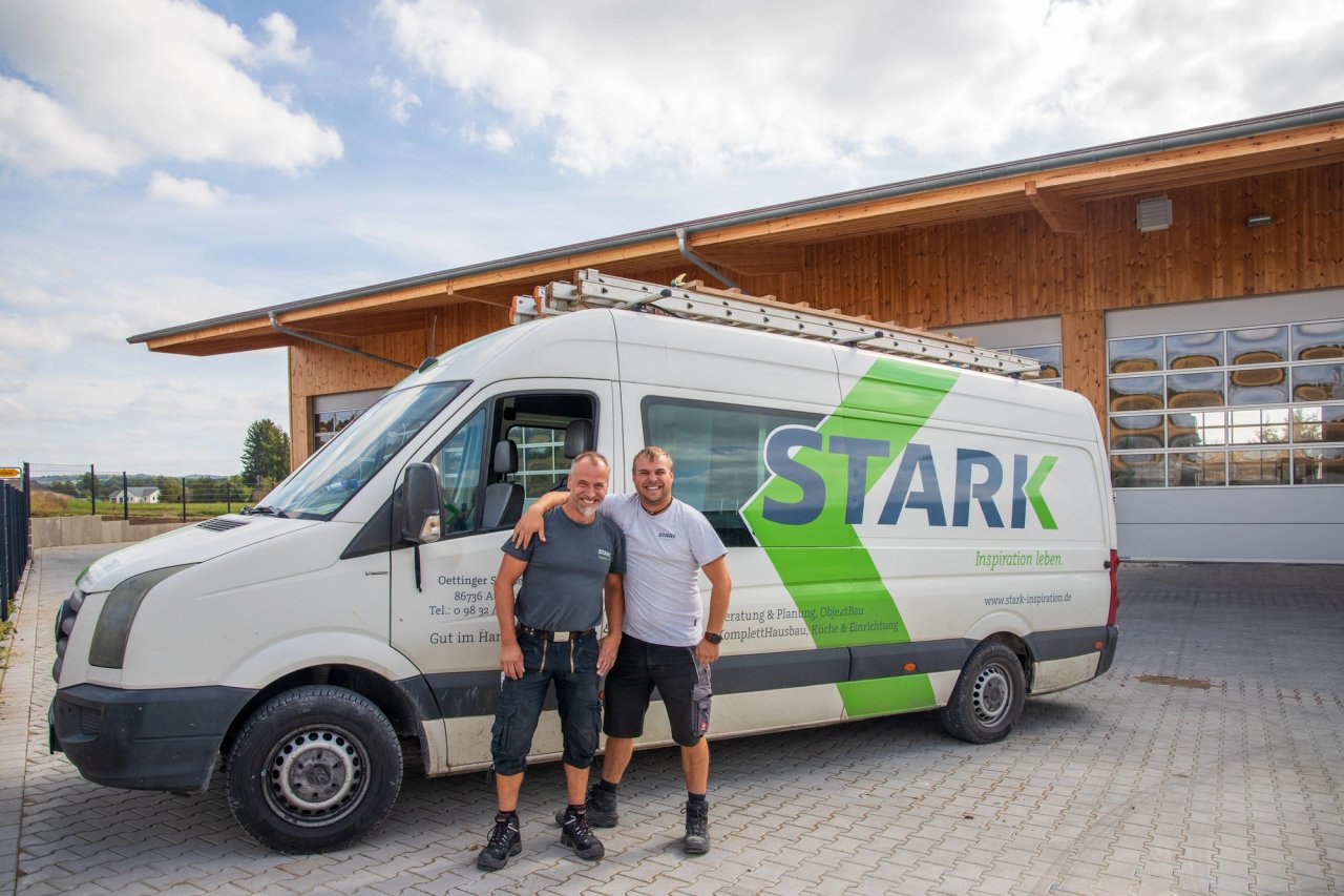 Team der Firmengruppe STARK vor der Käferholzhalle