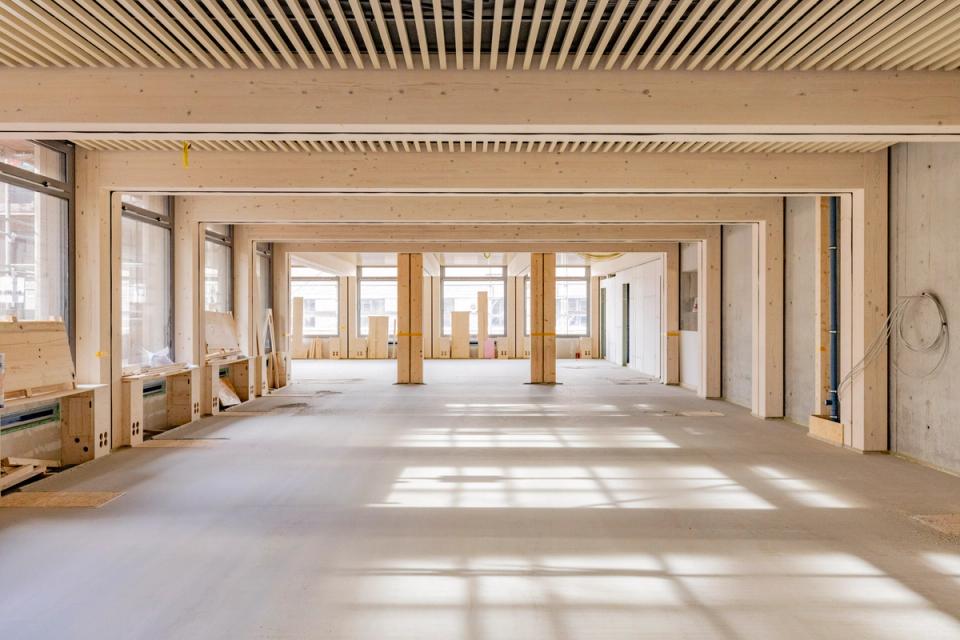 Sonnenlicht zeichnet Fenstermuster auf den Estrich des Holzgeschosses