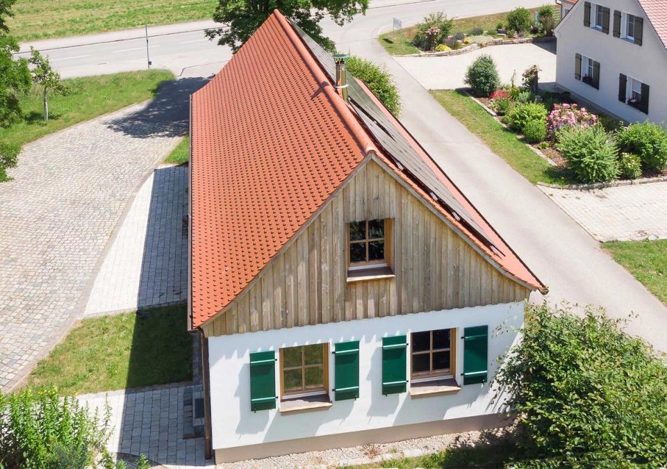 Brennerei Außenansicht, Holzhaus mit grünen Läden, Luftbild