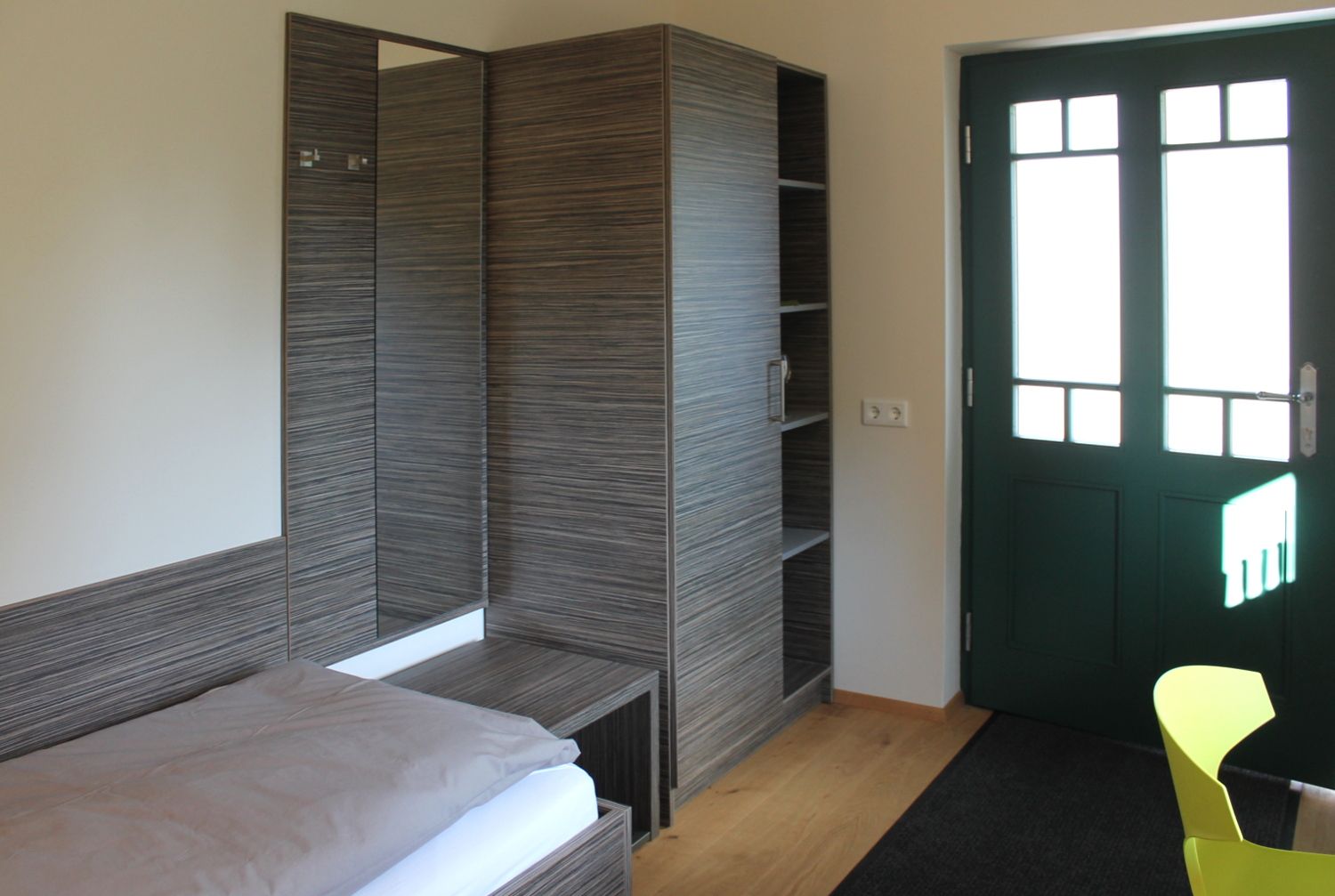 Schlaf- und Wohnraum des Zebrano mit Einbauschrank
