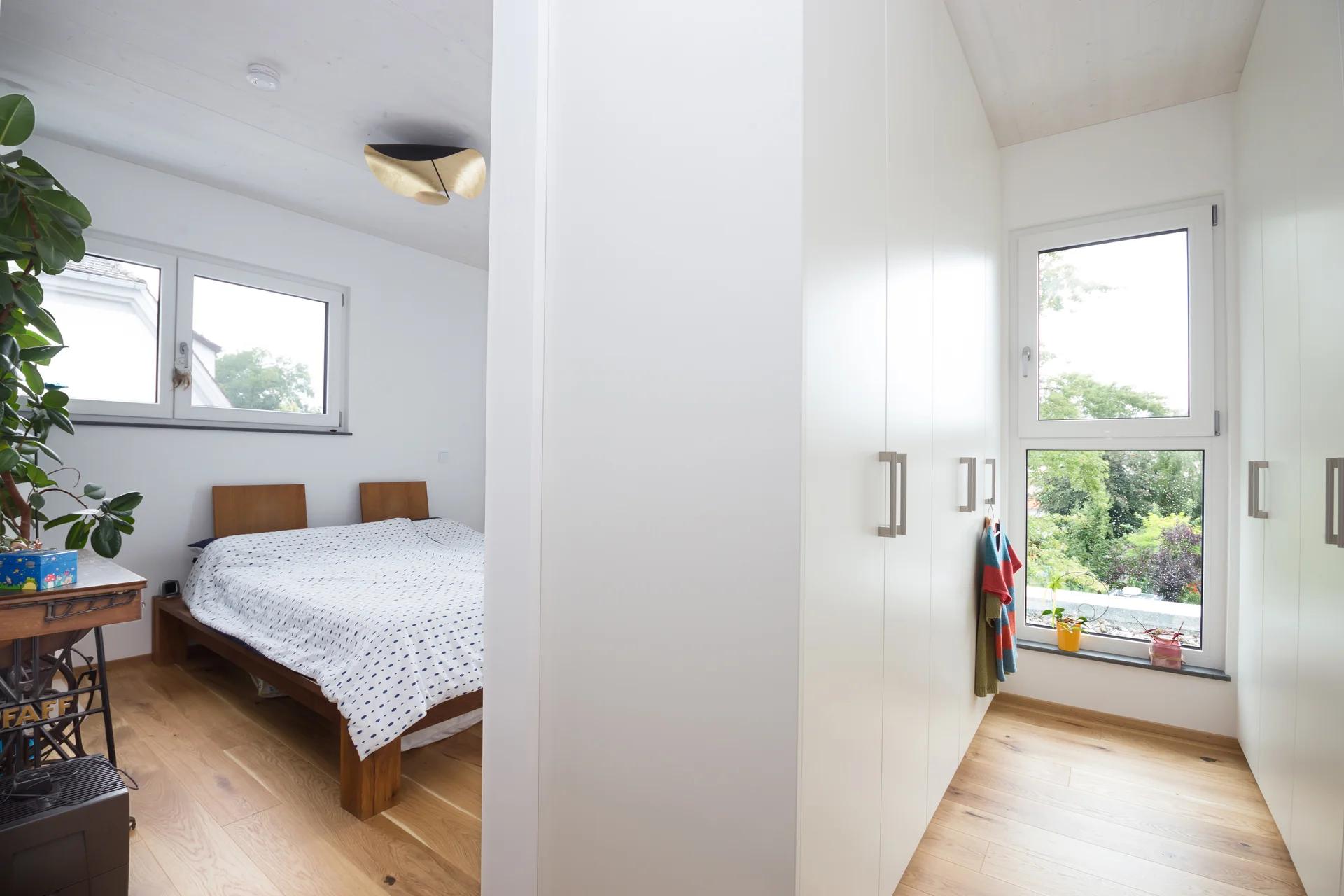 Schlafzimmer mit Ankleide und Einbauschränken bis zur Decke — Zimmerei Stark
