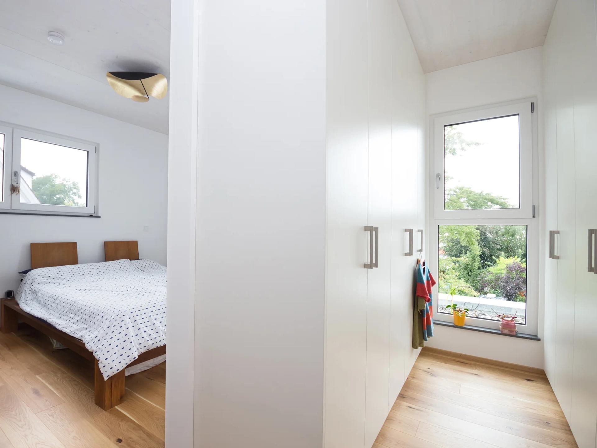 Schlafzimmer mit Ankleide und Einbauschränken bis zur Decke — Zimmerei Stark