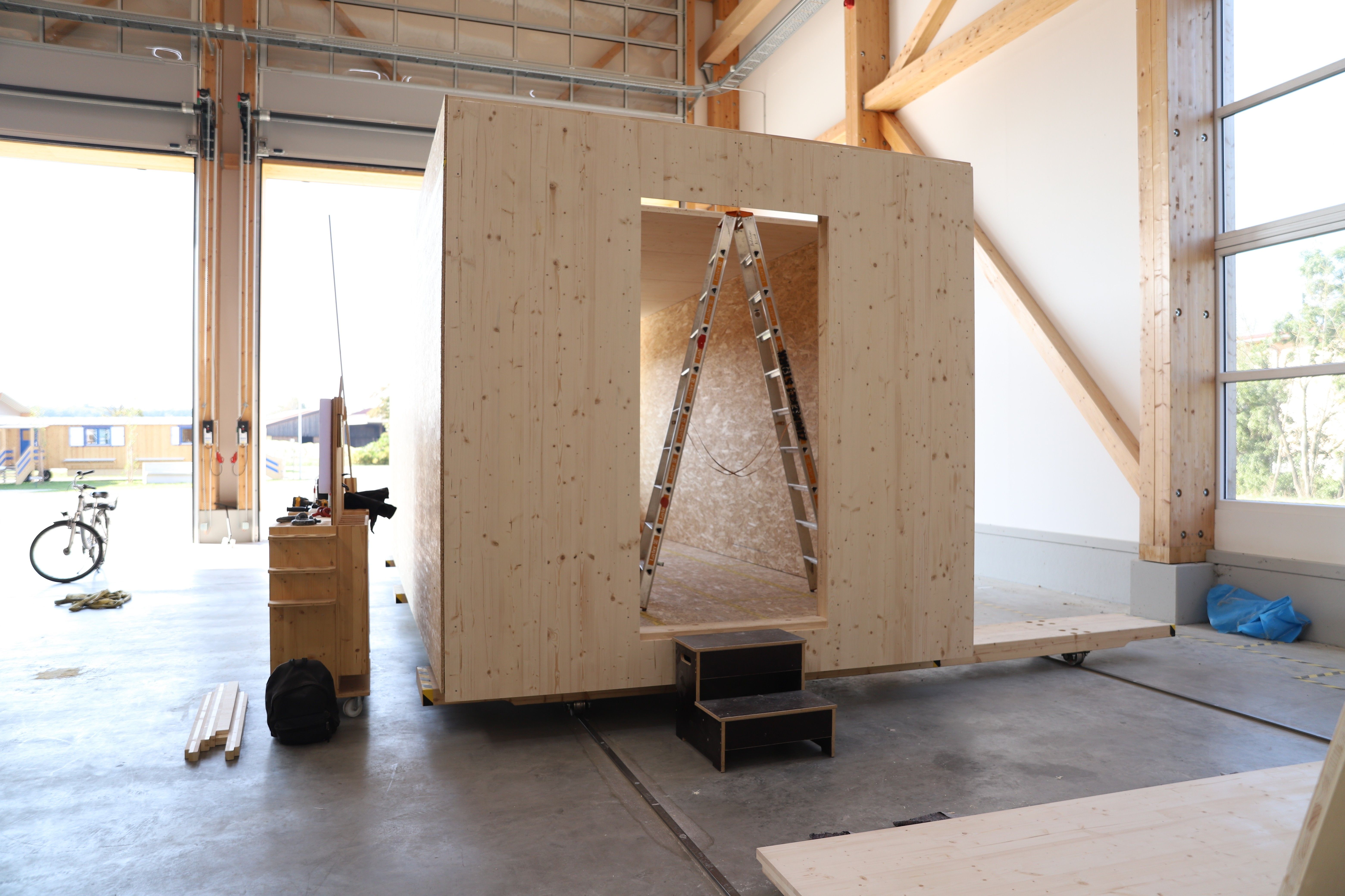 Wagenkasten aus Holzplatten mit Türöffnung in der Werkhalle