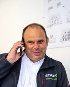 Stefan Meyer am Telefon vor Bauplänen