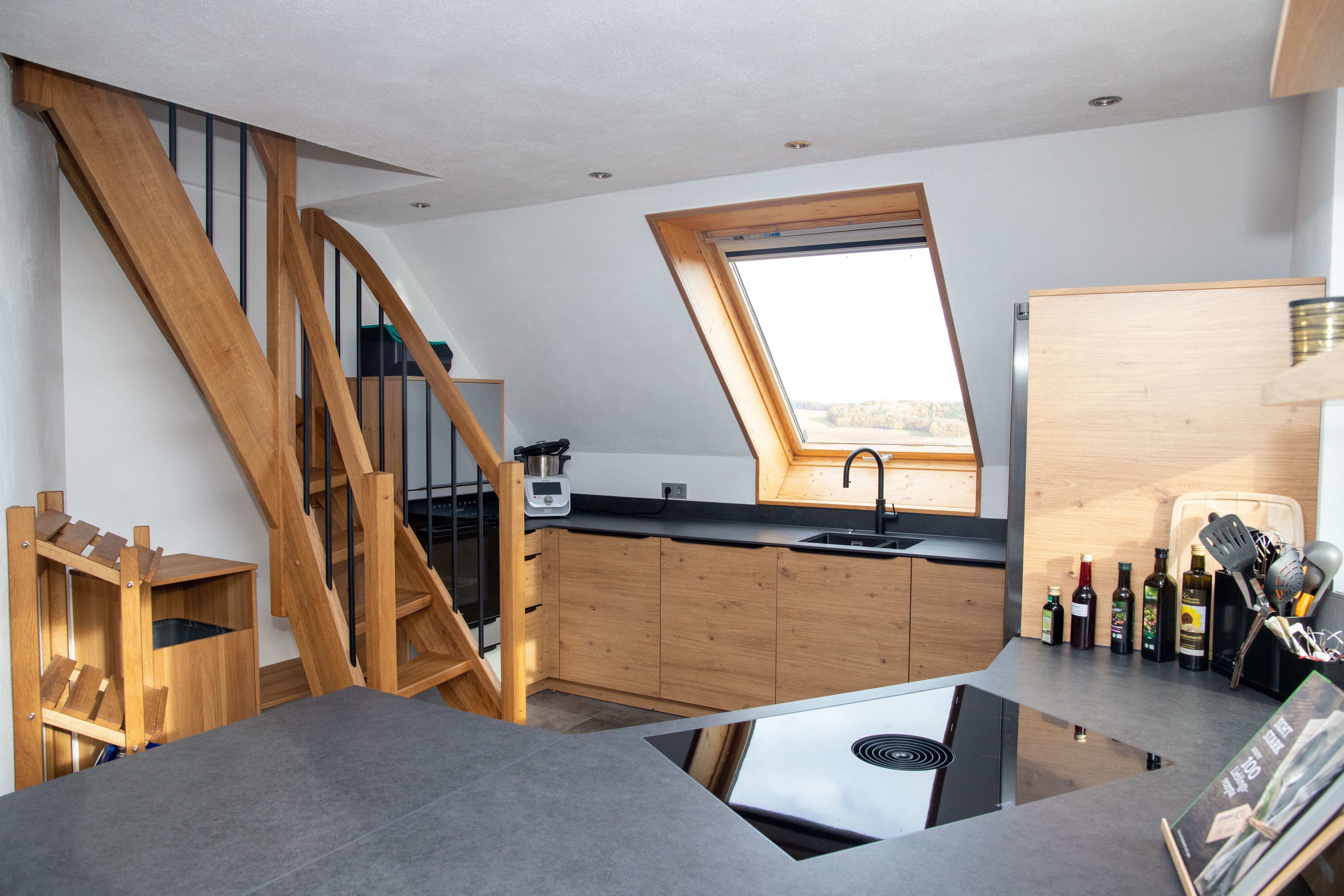 Maßküche im Dachgeschoss mit Holztreppe — Innenausbau der Zimmerei Stark