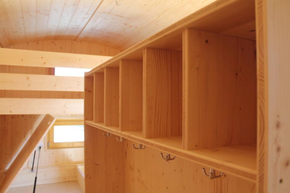 Garderobe mit Fächern und Haken unter der Hochebene im Waldkindergartenwagen