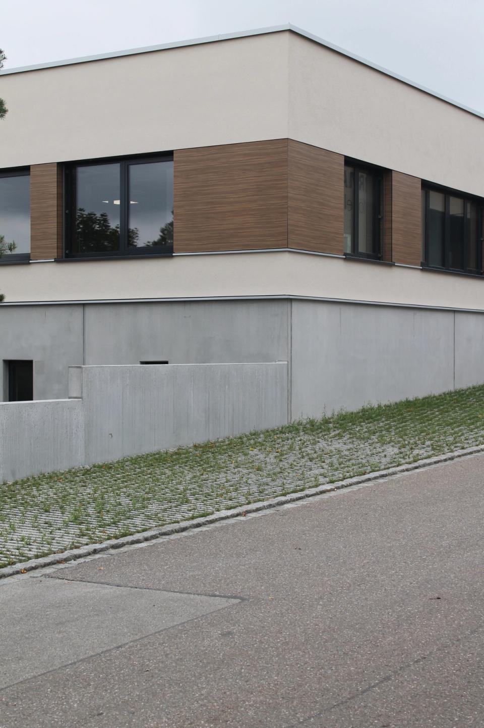 Schreinerei Wörnitzostheim — Produktionsgebäude, Holzständerwerk innen, Außenansicht