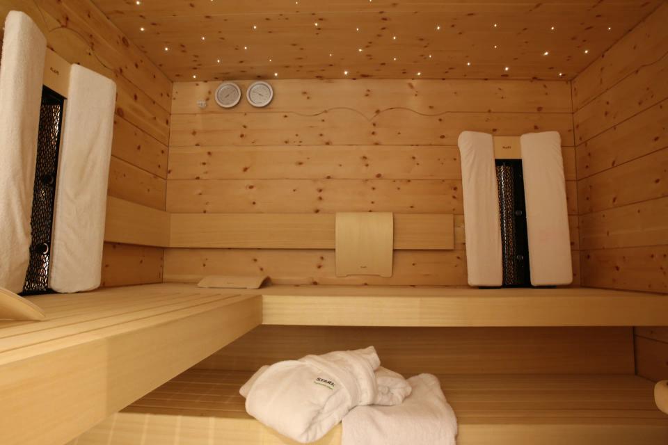 Sauna Grünwald — Detailansicht mit Dusche