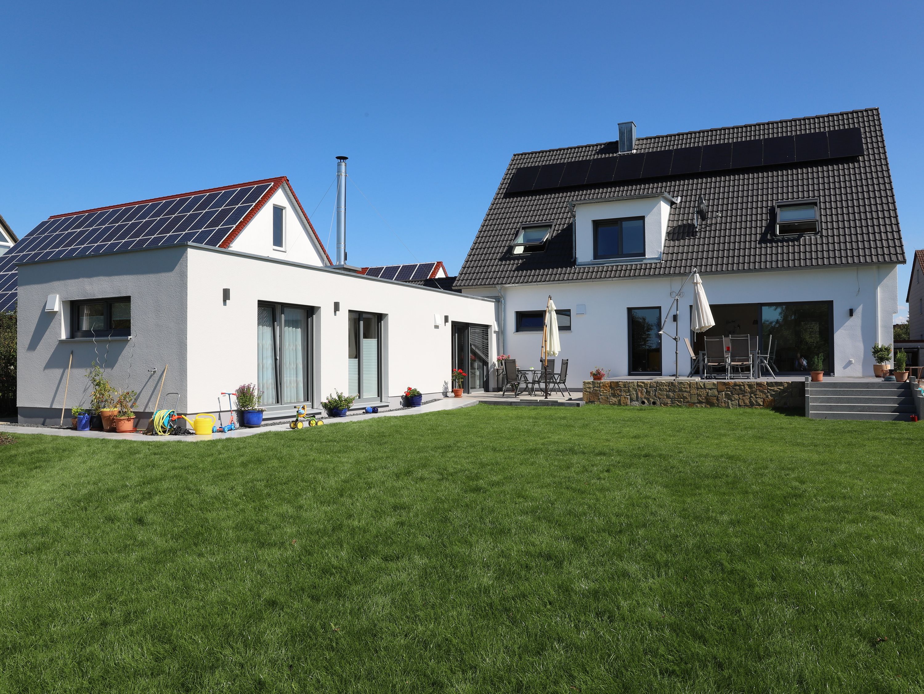 Wohnhaus mit modernem Flachdach-Anbau und Terrasse