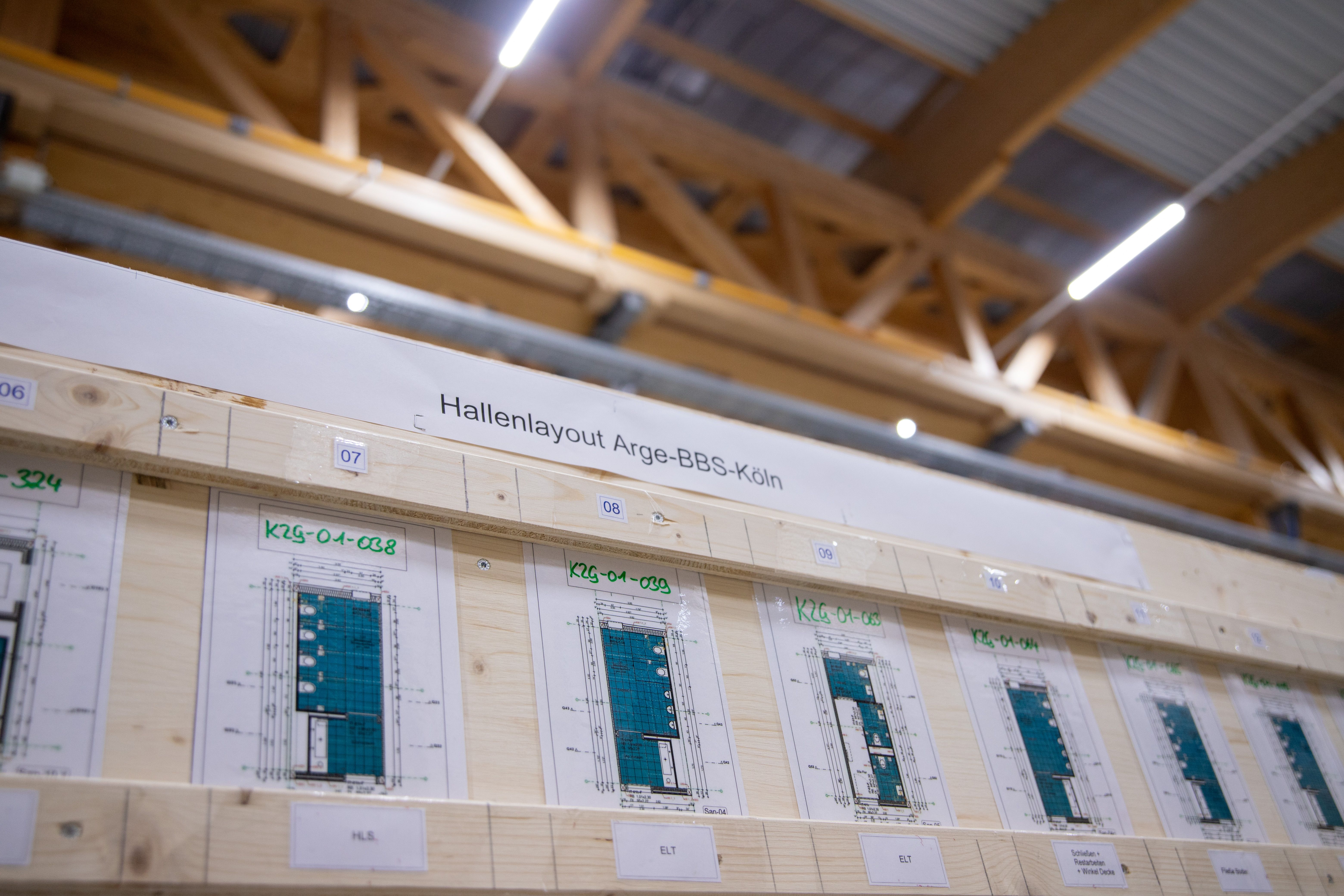 Hallenlayout-Tafel mit Modulplänen und Taktstationen der Fertigung