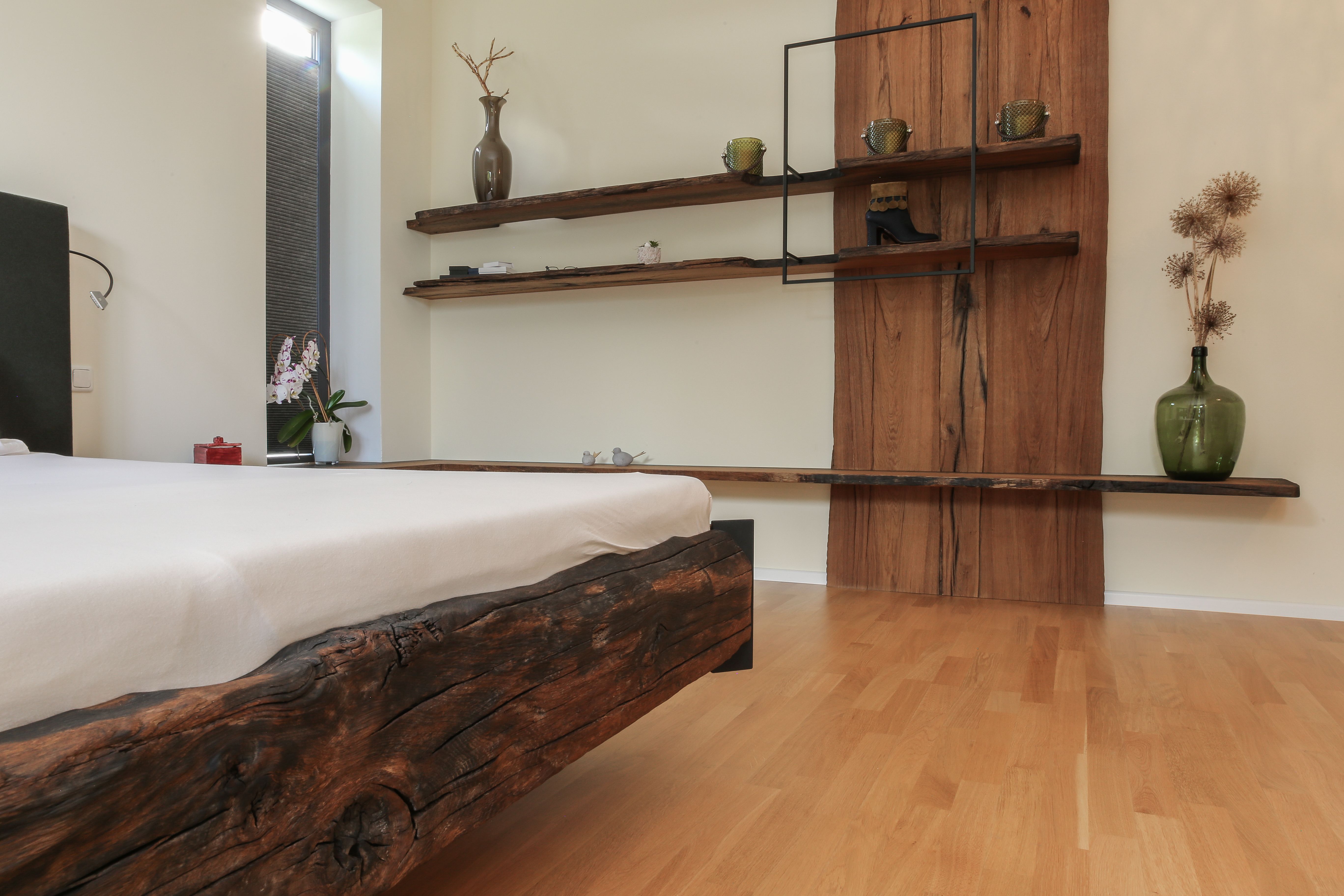 Bett und Regal aus Altholz mit Stahlrahmen