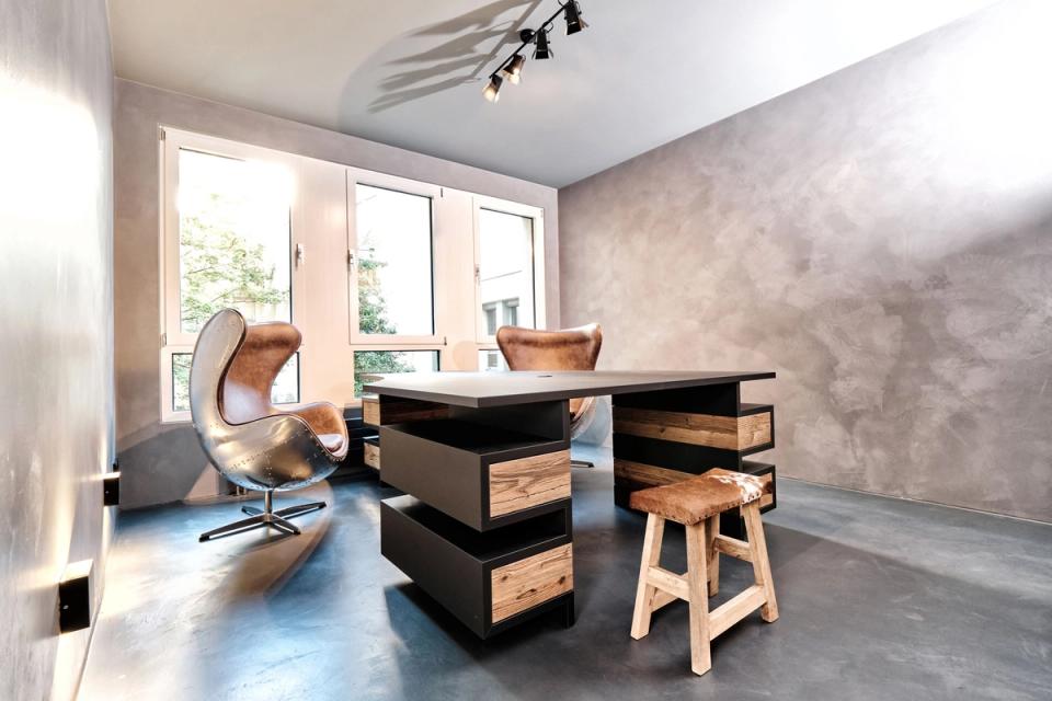 Büro mit Egg Chair und Altholz-Schreibtisch