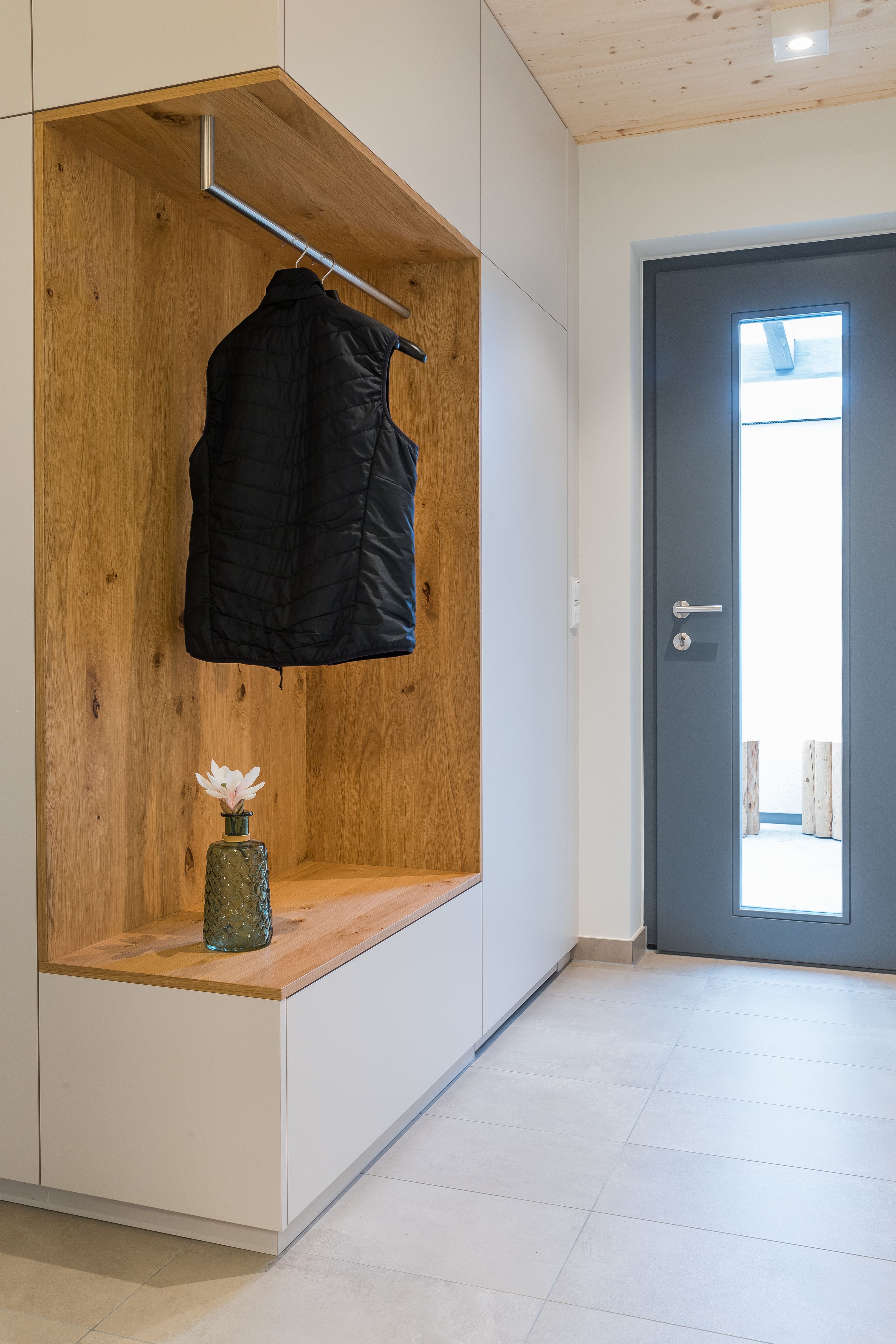 Eingebaute Garderobe mit Eichen-Nische neben der grauen Haustür