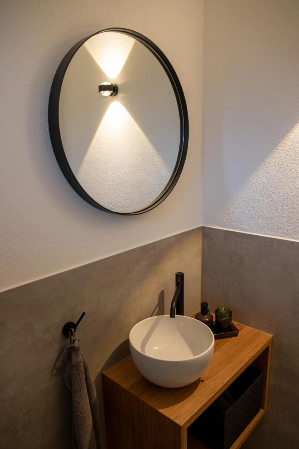 Gäste-WC mit Betonoptik und Eichen-Waschtisch