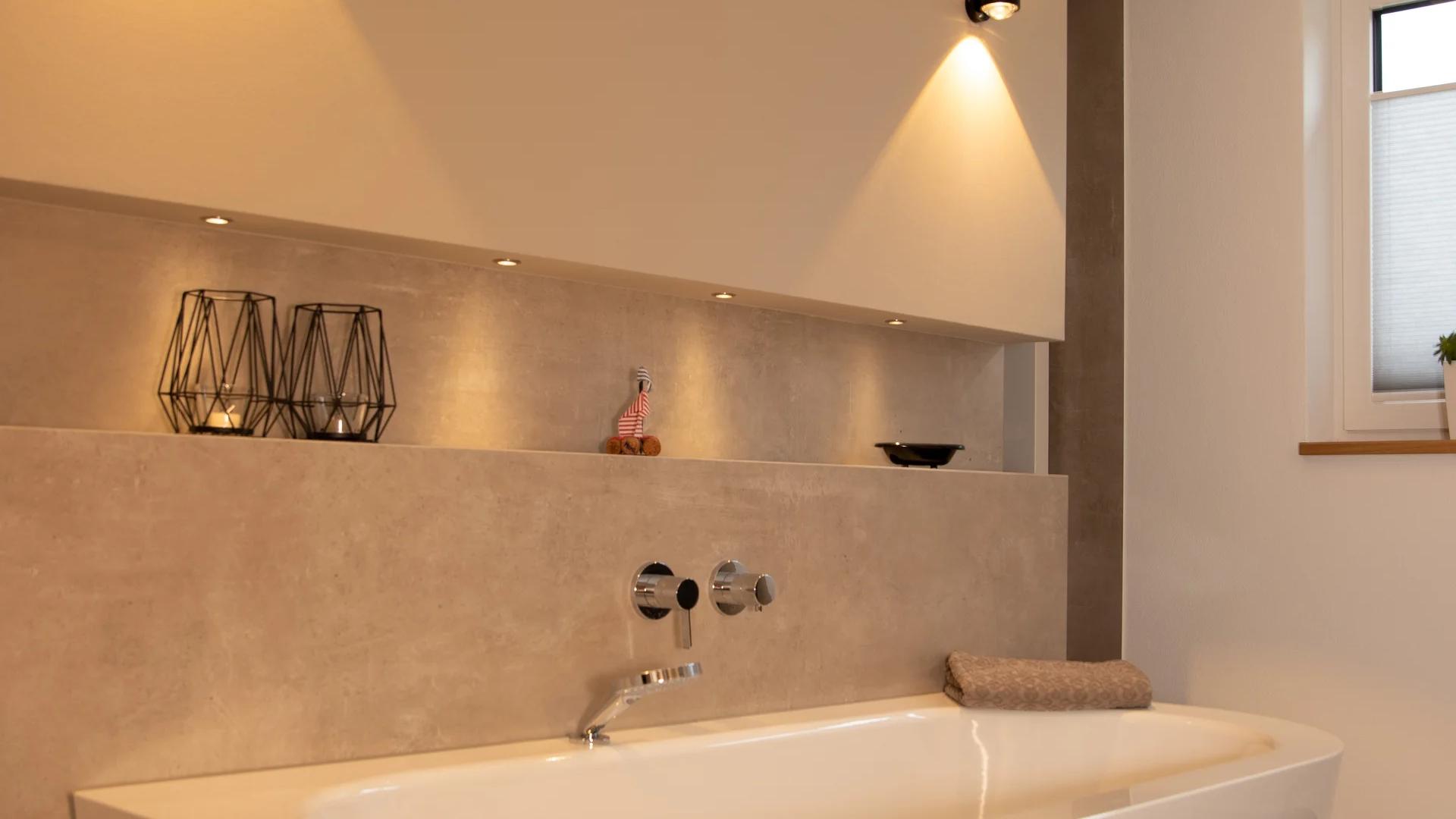 Freistehende Badewanne mit Betonoptik-Nische, atmosphärisch — Zimmerei Stark