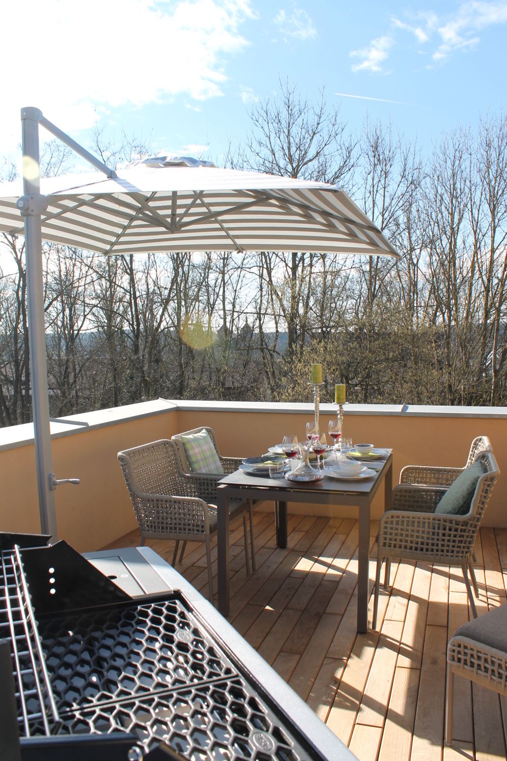 Balkon der Esche mit Essplatz und Blick über Auhausen