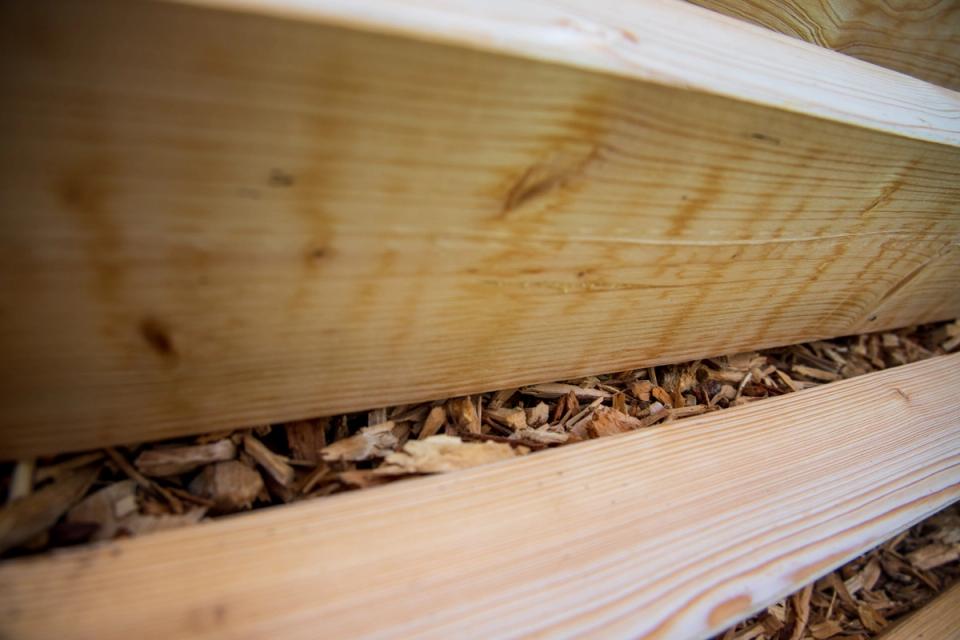 Wärmenetz Stopfenheim Lagerhalle — Außenansicht Detail, Holz-/Betonfassade