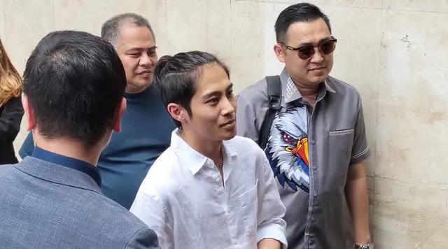 Penampakan DJ Panda Saat Penuhi Panggilan Polisi: Rambut Terkuncir, Didampingi Orang Tua
