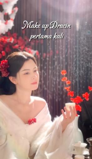 Kimberly Ryder tampil anggun bak artis dracin saat mengenakan hanfu untuk pertama kalinya.