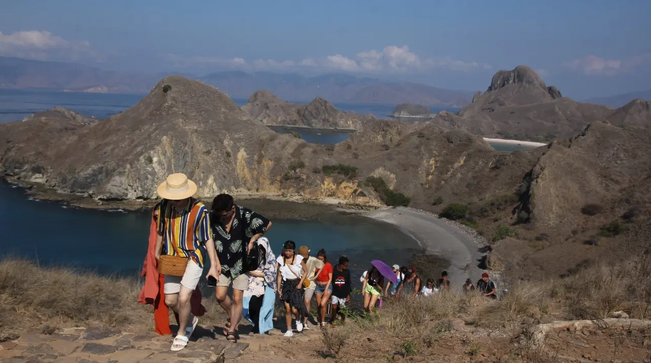 Gunung Lewotobi Erupsi, Wisatawan di Labuan Bajo dan Pulau Flores Diimbau Pakai Masker