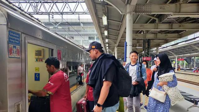 Ada Demo di DPR Hari Ini, Sejumlah KA Jarak Jauh Bakal Berhenti di Stasiun Jatinegara