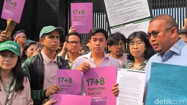 Influencer Serahkan "17+8 Tuntutan Rakyat" ke DPR, Diterima Andre Rosiade dan Rieke