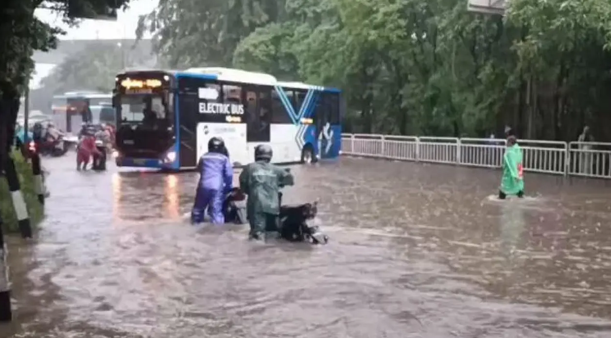 Jakarta Diguyur Hujan, Jalan Mayjen DI Panjaitan Jaktim Tergenang