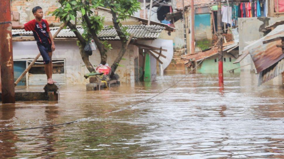 Banjir Rendam Kawasan Bidara Cina dan Kampung Melayu, Puluhan Orang Mengungsi