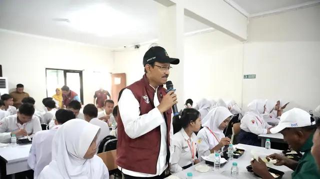 Momen Sarapan Siswa Sekolah Rakyat Surabaya Ditemani Gus Ipul
