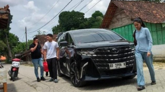 Azizah Salsha takziah ke rumah duka ayah Pratama Arhan di Blora untuk menyampaikan belasungkawa.