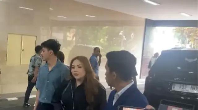 Sambil Genggam Tangan Seorang Pria, Lisa Mariana Penuhi Panggilan Bareskrim Polri