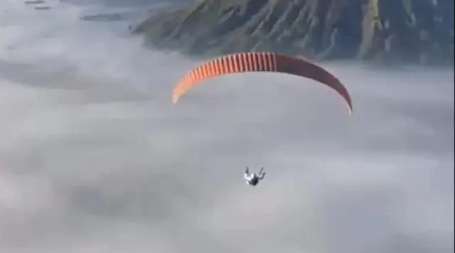 Khofifah Murka Ada yang Main Paralayang di Gunung Bromo: Itu Kawasan Sakral