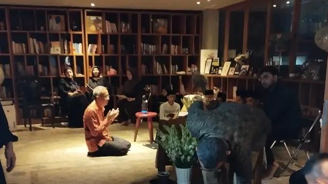 Suasana Rumah Duka Suami Najwa Shihab, Sang Anak Setia di Samping Jenazah Ayahnya
