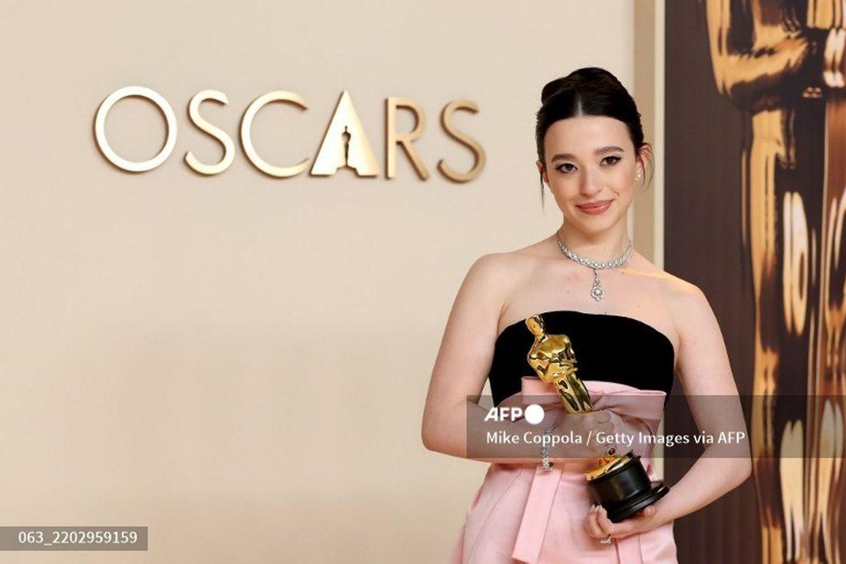 Mikey Madison Raih Oscar 2025, Gaun Klasik Dior Jadi Sorotan Utama