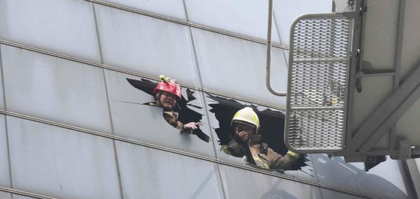 Komeng ikut menjadi relawan PMI untuk membantu dan menghibur korban banjir di Sumatera, membawa keceriaan di tengah situasi bencana