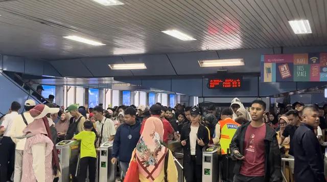 Penumpang KRL Menumpuk di Stasiun Juanda saat HUT TNI, Warga Berdesakkan dan Antrean Mengular hingga JPO