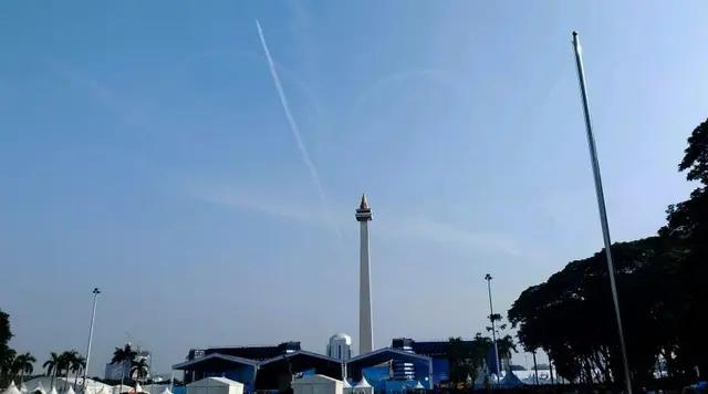 Atraksi Pesawat Jupiter Aerobatic Team saat Upacara HUT ke-80 TNI di Langit Monas