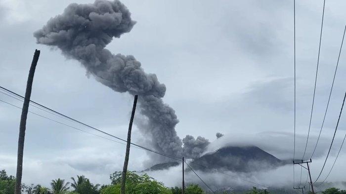 Gunung Lewotobi NTT Meletus, Ledakan Besar Terdengar hingga 50 Km