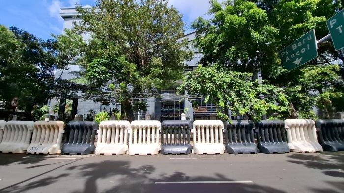 3 Hakim Jadi Tersangka Suap, Sejumlah Barrier Besar Dipasang di Depan PN Jakarta Pusat