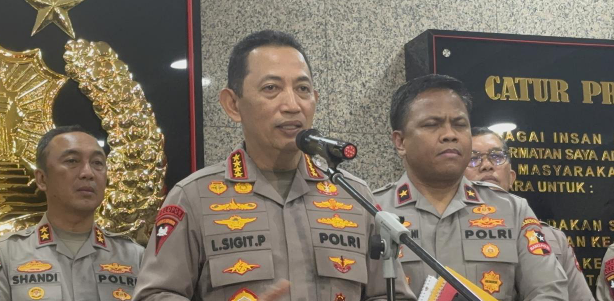 Kapolri mengungkap temuan kayu gelondongan berciri bekas gergaji di lokasi banjir Sumatra, menandakan dugaan penebangan liar yang turut memperparah bencana