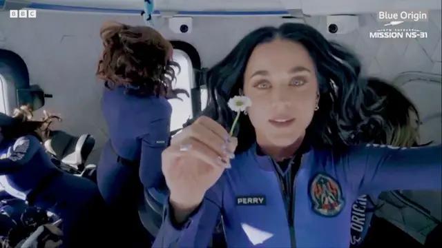Katy Perry Beri Penghormatan Manis untuk Putrinya Saat Berwisata ke Luar Angkasa