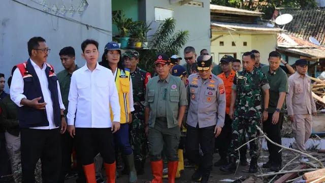 Gibran Tinjau Jembatan Putus Akibat Banjir dan Longsor di Sukabumi