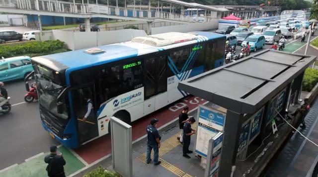 Bus Transjakarta Oleng di Cakung, Tabrak Sejumlah Kendaraan hingga Rumah Warga