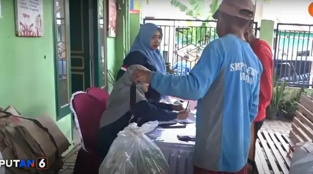 Ramai-ramai Warga di Wonosobo Bayar Pajak Pakai Sampah