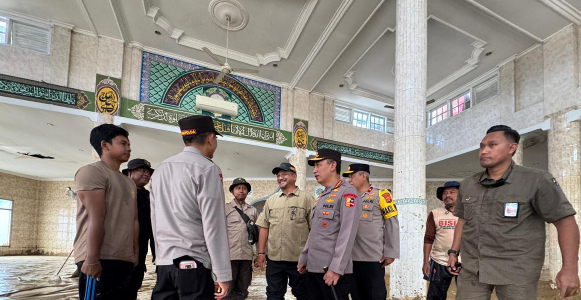 Kapolri melakukan peninjauan pembersihan SD dan masjid yang rusak akibat bencana di Aceh Tamiang untuk memastikan percepatan pemulihan fasilitas umum.