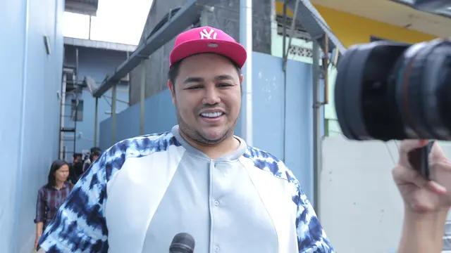 Ivan Gunawan Sujud di Kaki Ibunda Jelang Berangkat Haji