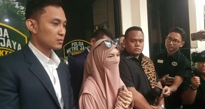 Wardatina Mawa menuntut Inara Rusli meminta maaf atas dugaan menjadi orang ketiga dalam pernikahannya.