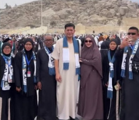 Bupati Aceh Selatan dicopot dari posisi Ketua DPC Gerindra setelah ketahuan menjalani ibadah umrah saat wilayahnya terkena bencana. Keputusan ini memicu reaksi keras dan menjadi sorotan publik