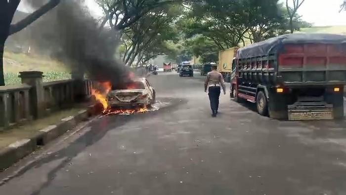 Sedan Mewah Terbakar di Nagreg, Satu Orang Meninggal Dunia